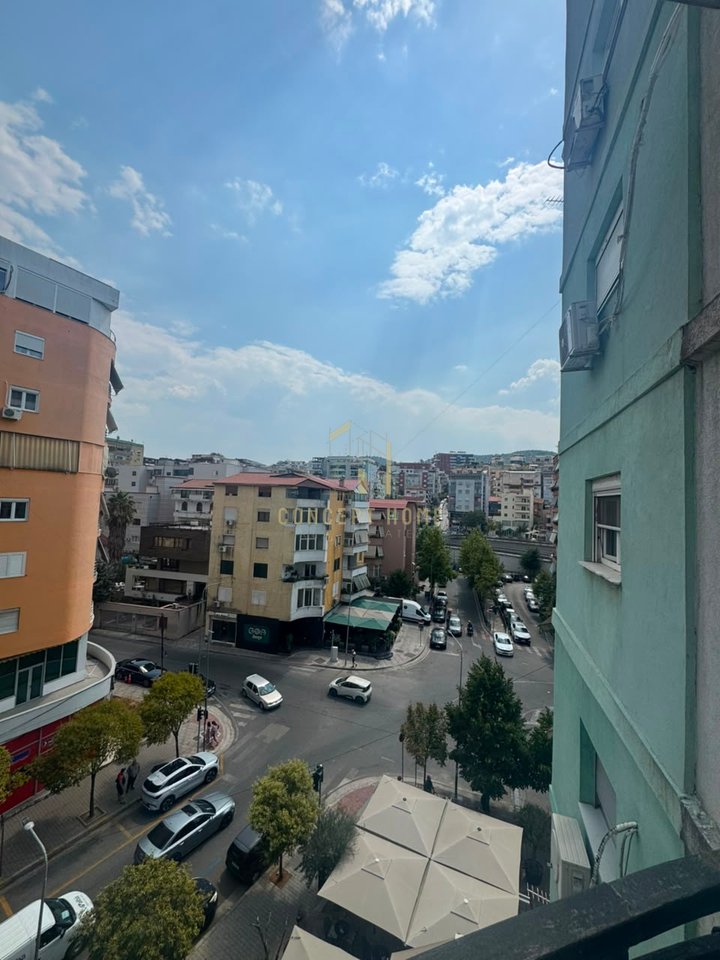 Appartamento 3+1+2 in affitto a Komuna e Parisit