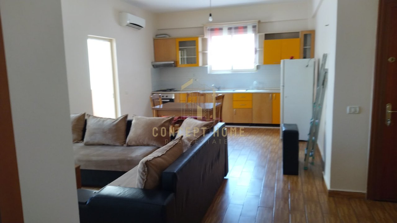 Appartamento 1+1 in affitto a Komuna e Parisit
