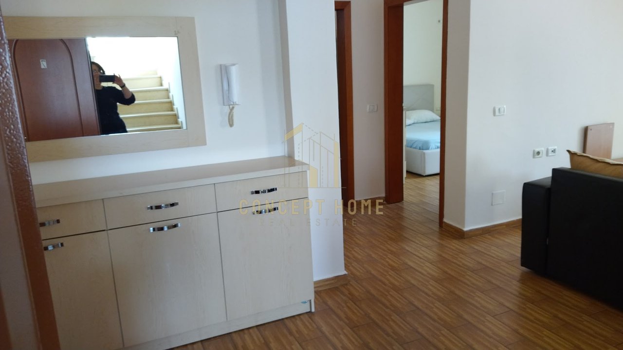 Appartamento 1+1 in affitto a Komuna e Parisit