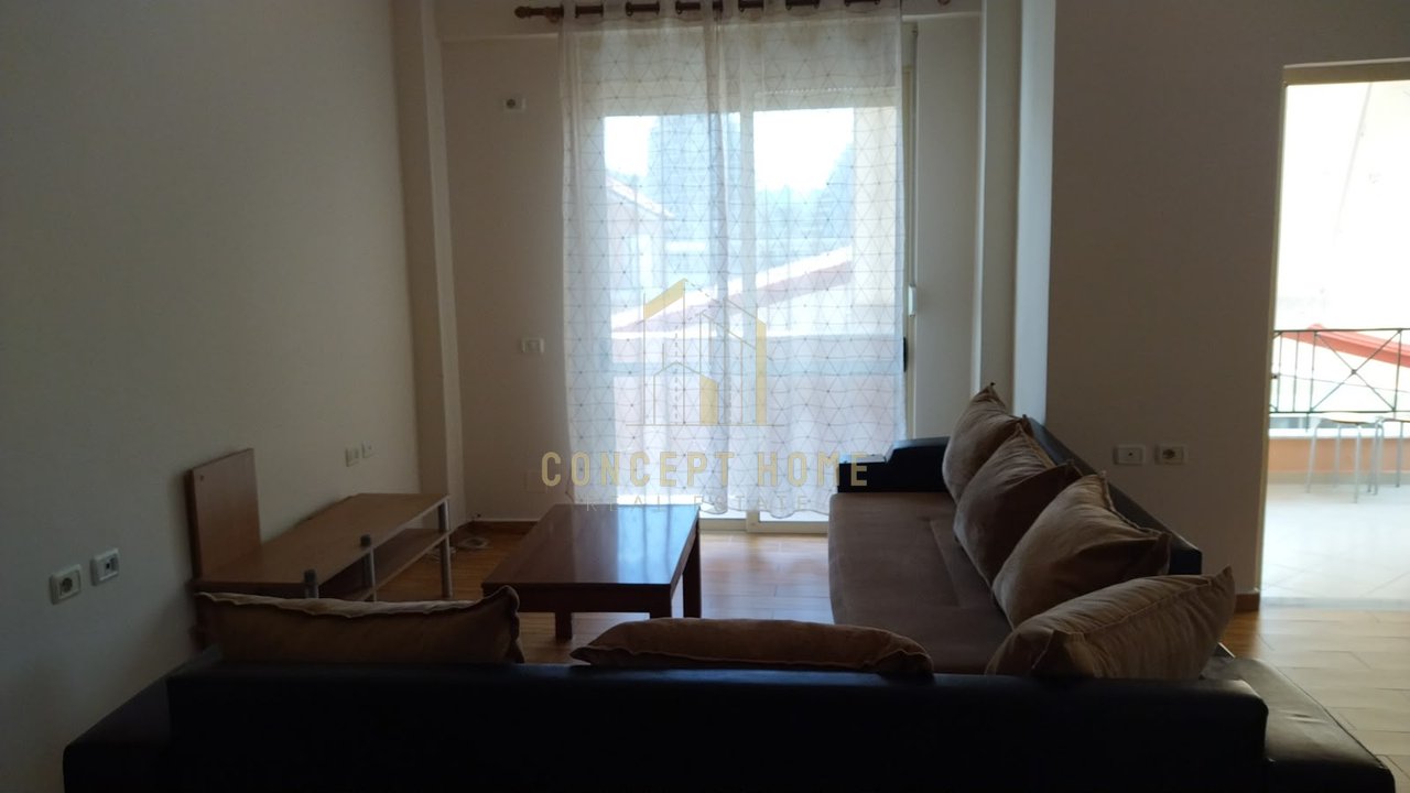 Appartamento 1+1 in affitto a Komuna e Parisit