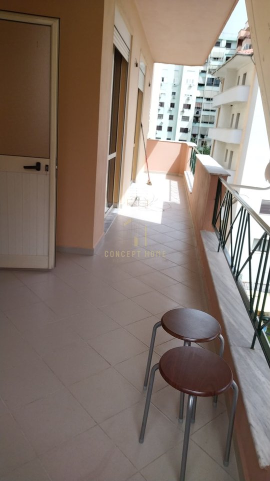 Appartamento 1+1 in affitto a Komuna e Parisit