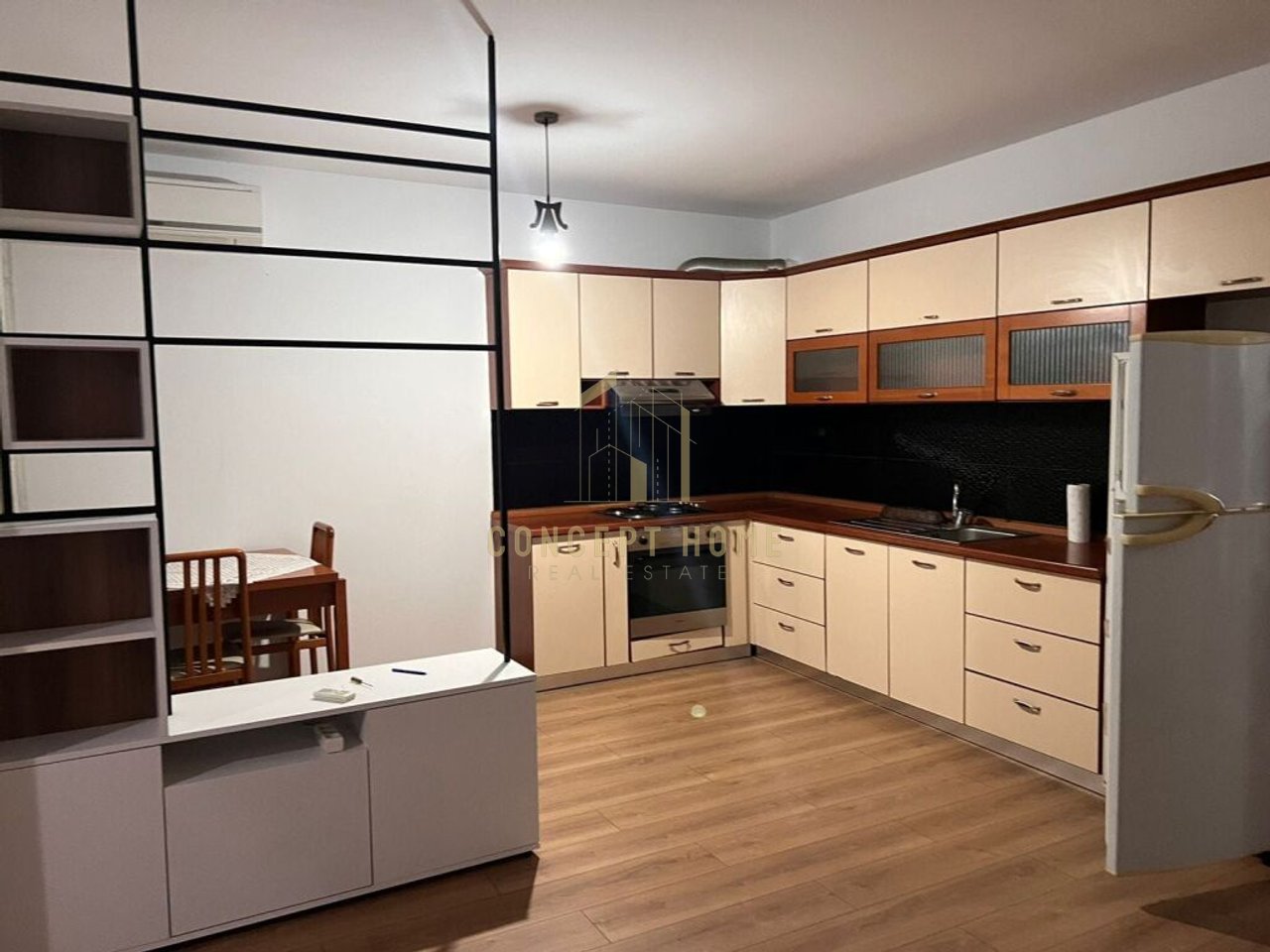 Jepet me qera apartament 1+1+post parkimi  tek Pallati me Shigjeta