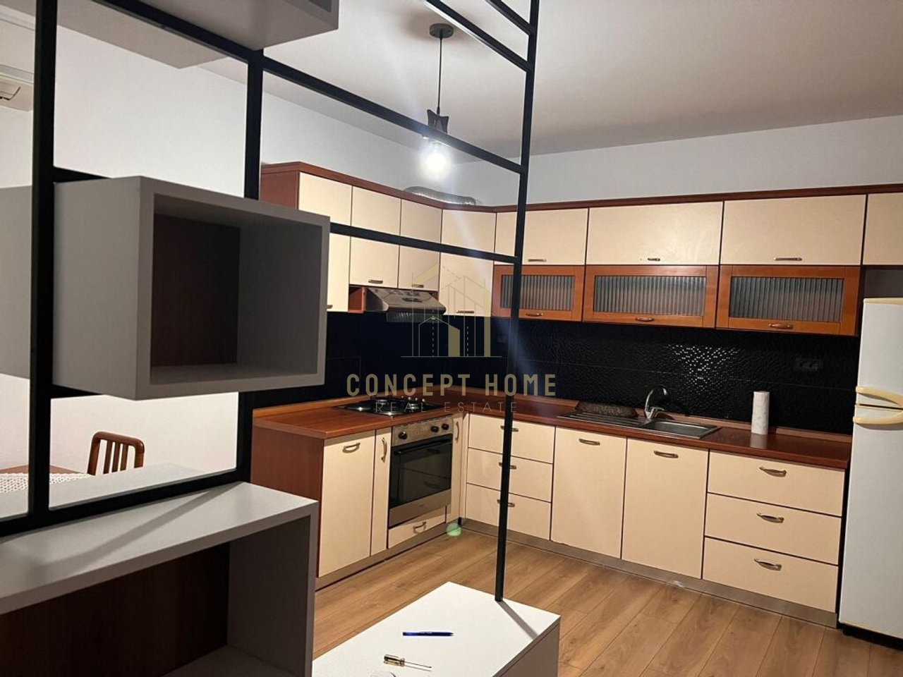 Jepet me qera apartament 1+1+post parkimi  tek Pallati me Shigjeta