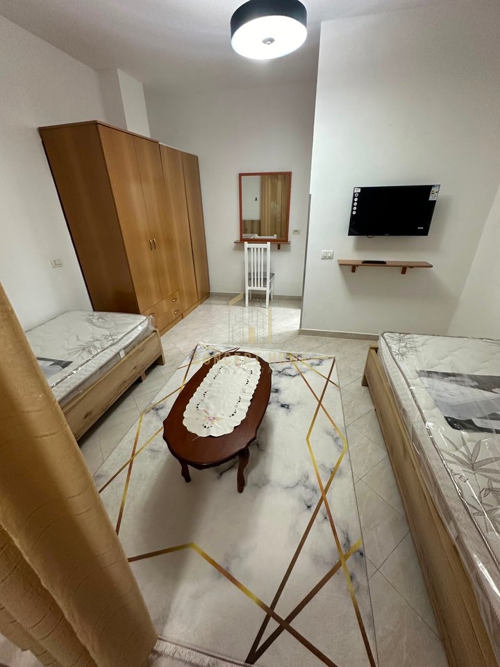 Jepet me qera apartament  1+1 ne 5 Maj