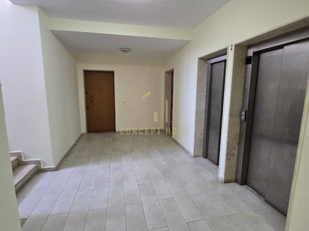 Locale in affitto + due posti auto in 21 Dhjetori