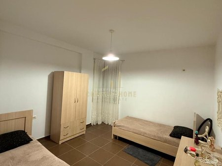 Jepet me qera apartament 2+1+2+post parkimi tek Liqeni i Thate
