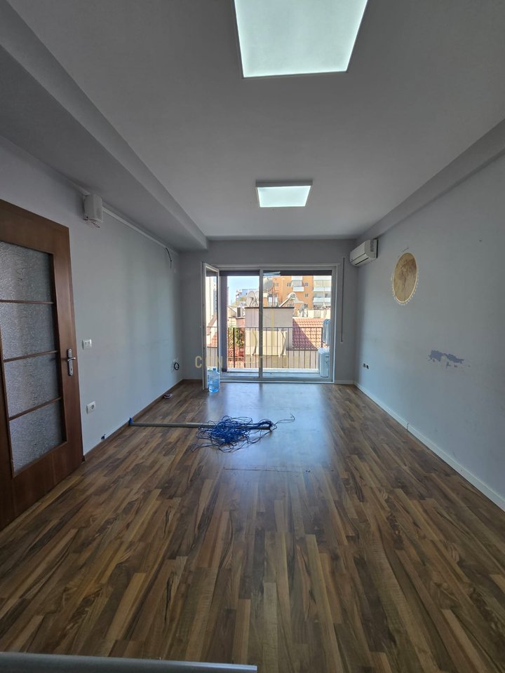 Locale in affitto + due posti auto in 21 Dhjetori