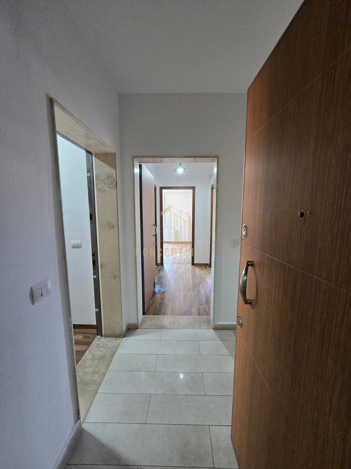 Locale in affitto + due posti auto in 21 Dhjetori