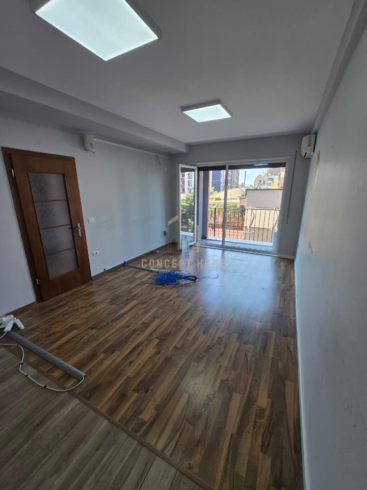 Locale in affitto + due posti auto in 21 Dhjetori