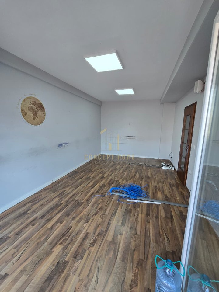 Locale in affitto + due posti auto in 21 Dhjetori