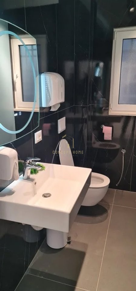 Dyqan për Qira në Rruga Fortuzi, Tiranë - 1700€ | 70 m²