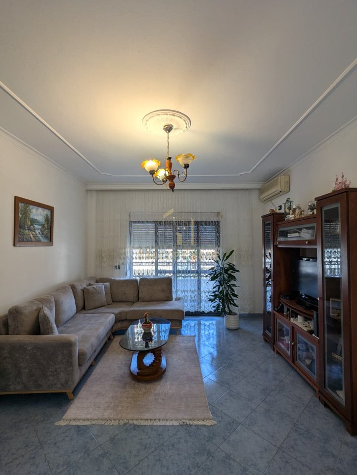 Jepet me qera qera Apartamenti 2+1 tek Bulevardi i ri