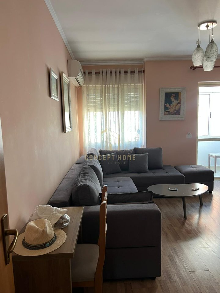 Jepet me qera apartament 2+1 tek Komuna e Parisit