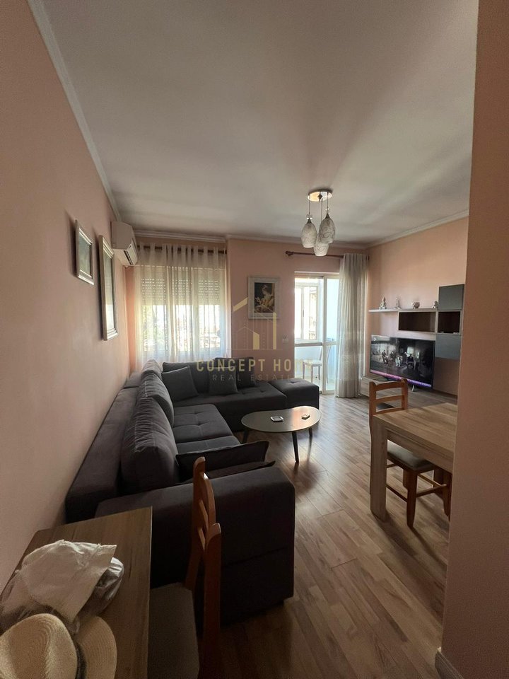 Jepet me qera apartament 2+1 tek Komuna e Parisit