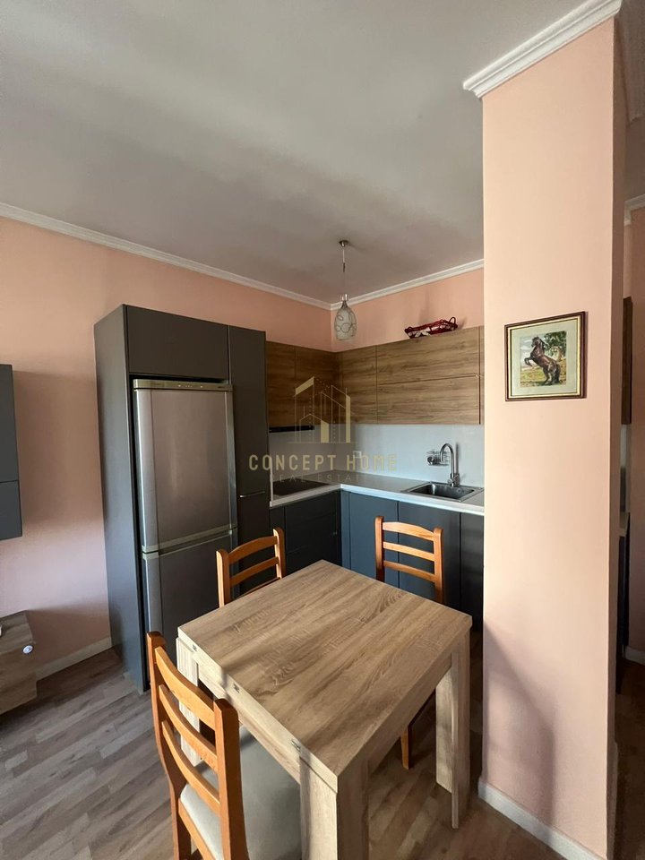 Jepet me qera apartament 2+1 tek Komuna e Parisit