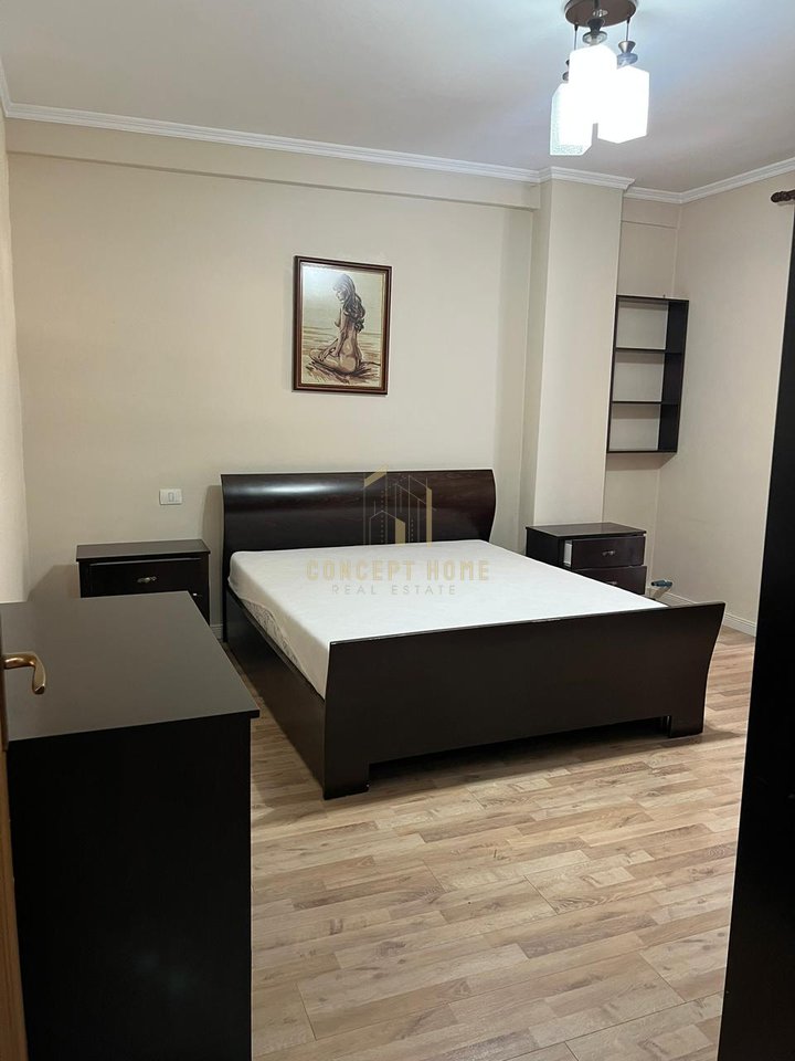 Jepet me qera apartament 2+1 tek Komuna e Parisit
