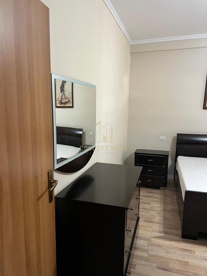 Jepet me qera apartament 2+1 tek Komuna e Parisit