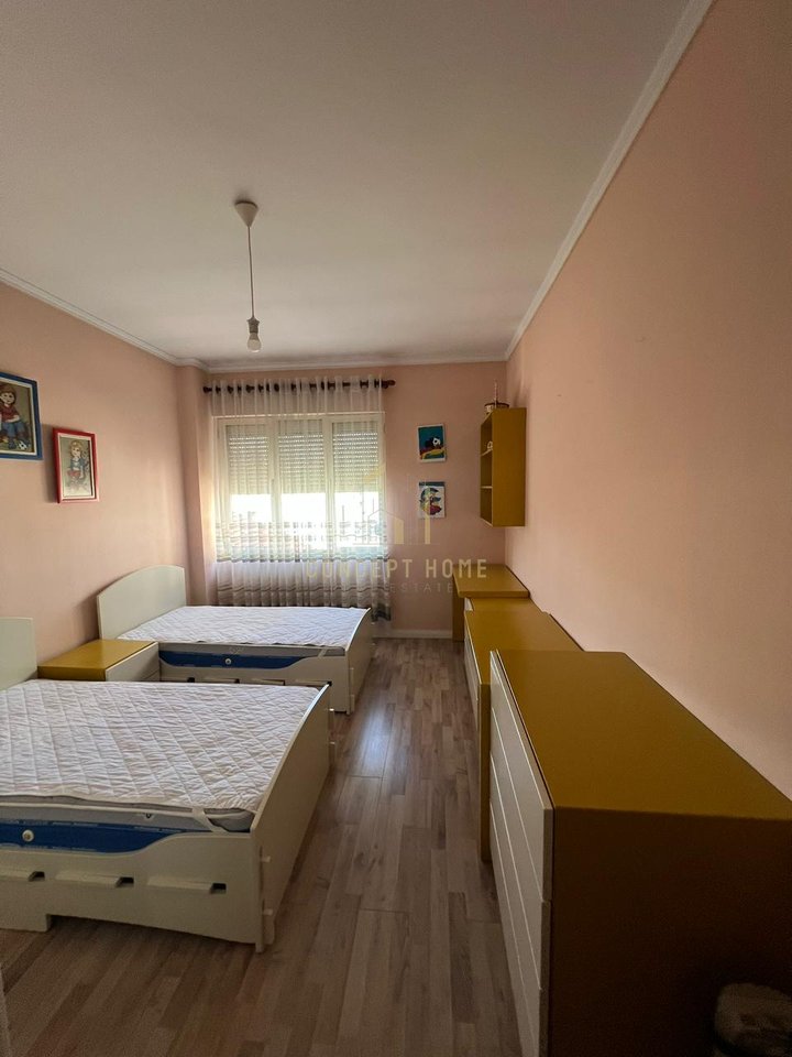 Jepet me qera apartament 2+1 tek Komuna e Parisit