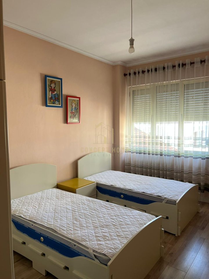 Jepet me qera apartament 2+1 tek Komuna e Parisit