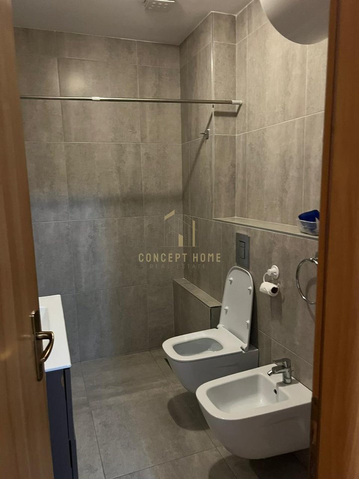 Jepet me qera apartament 2+1 tek Komuna e Parisit