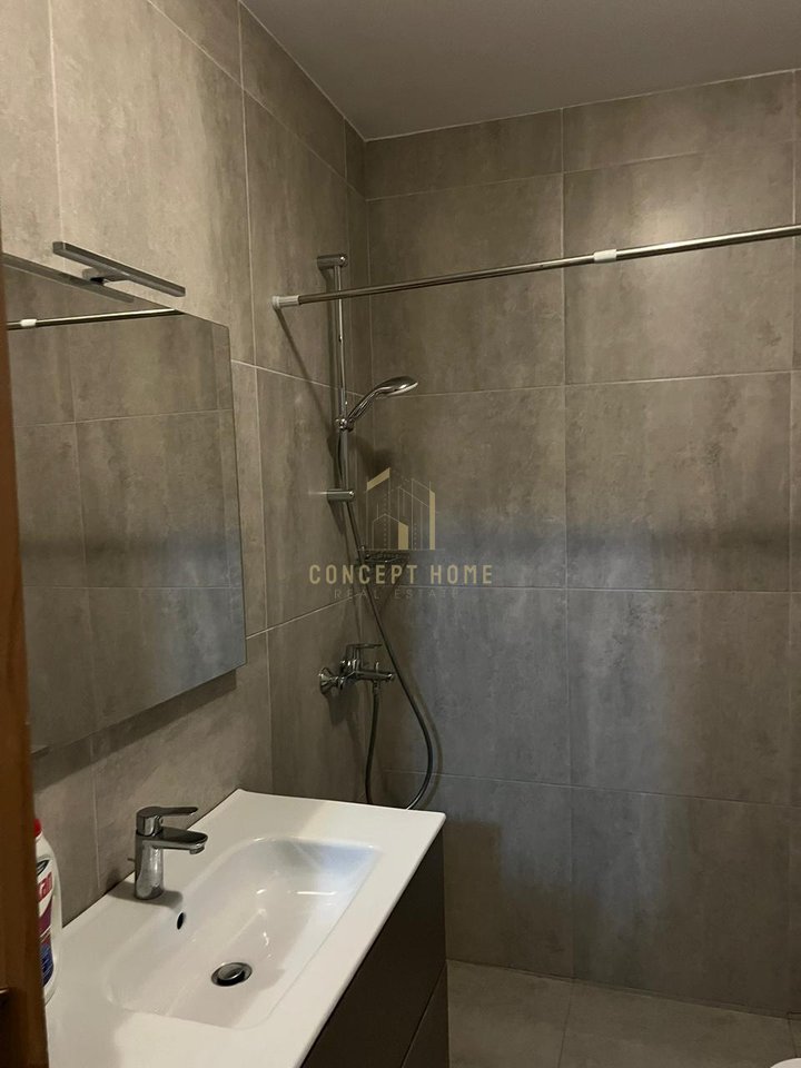 Jepet me qera apartament 2+1 tek Komuna e Parisit
