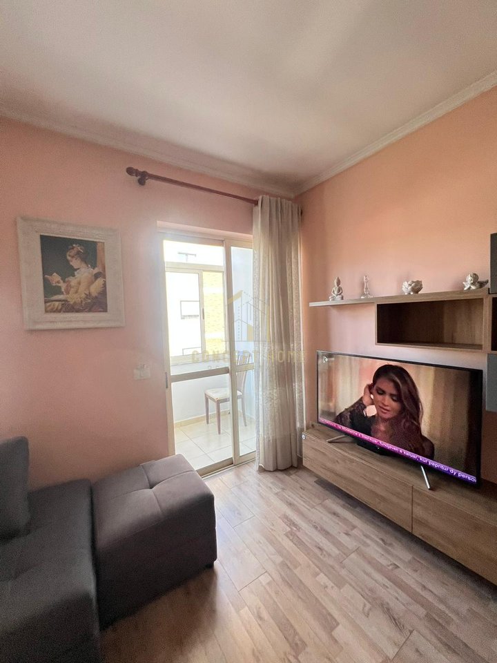 Jepet me qera apartament 2+1 tek Komuna e Parisit