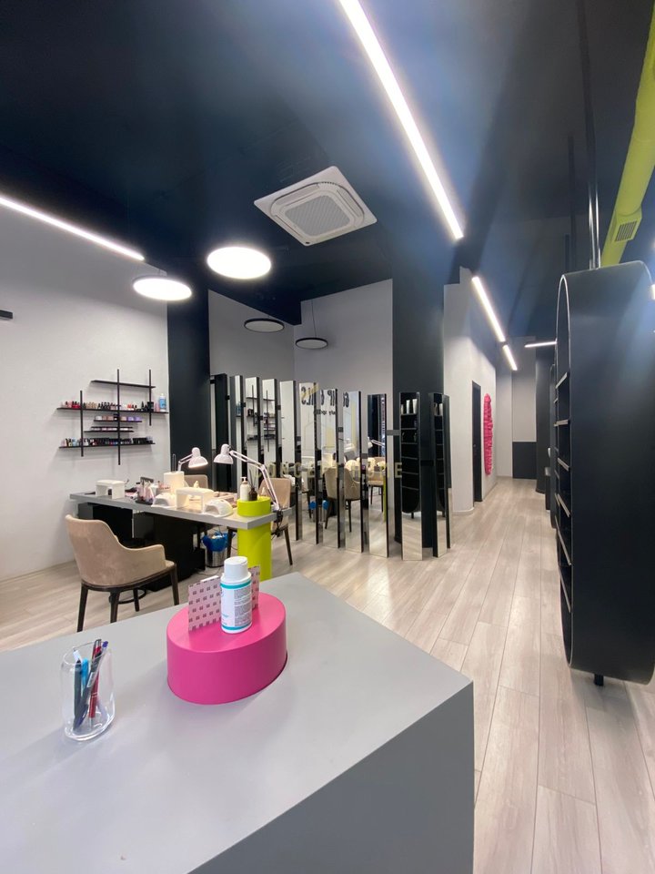 Shitet biznesi parukeru tek Komuna e Parisit, Tiranë/47,000 euro