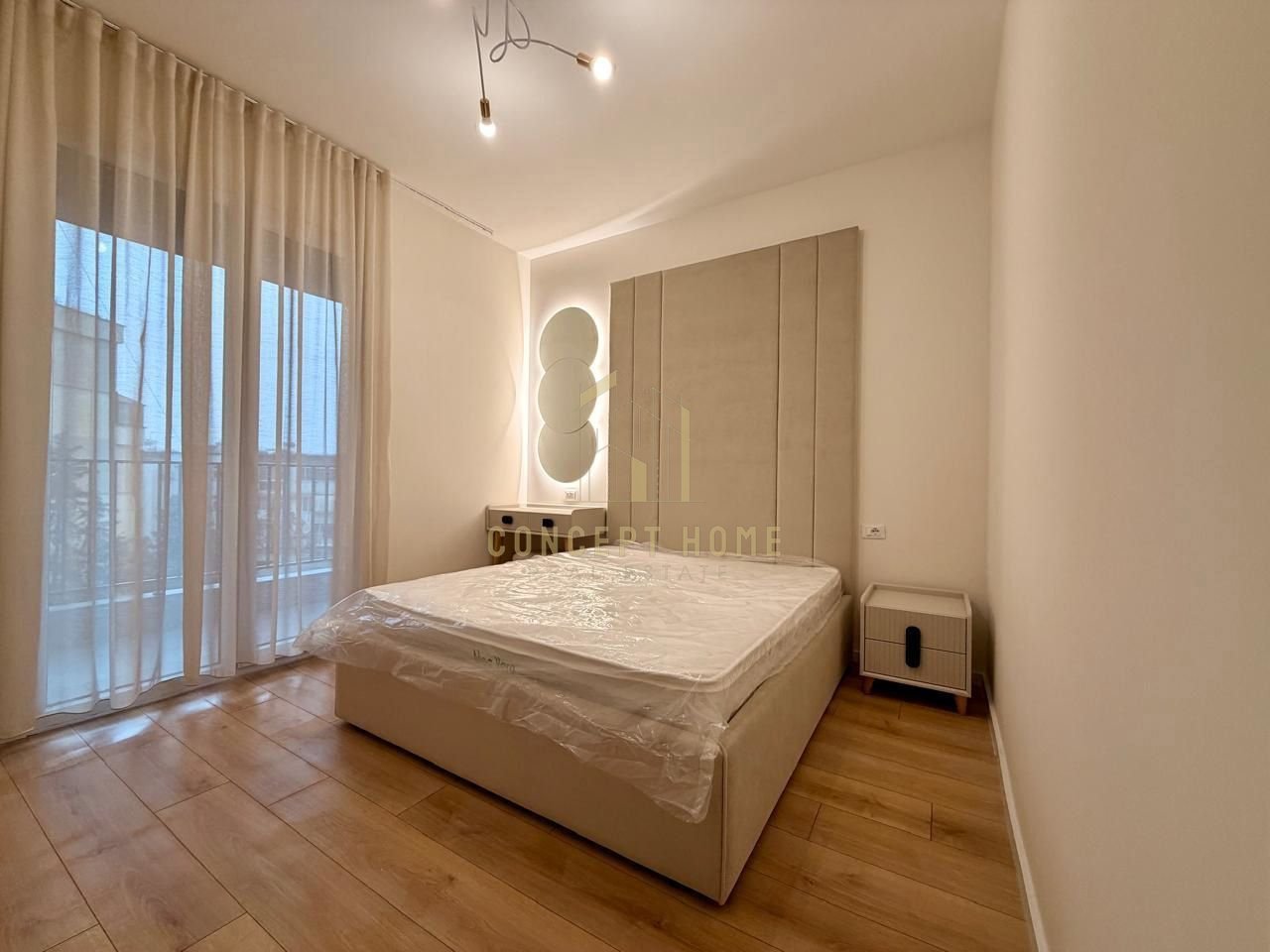 Jepet me qera apartament 1+1 tek Komuna e Parisit