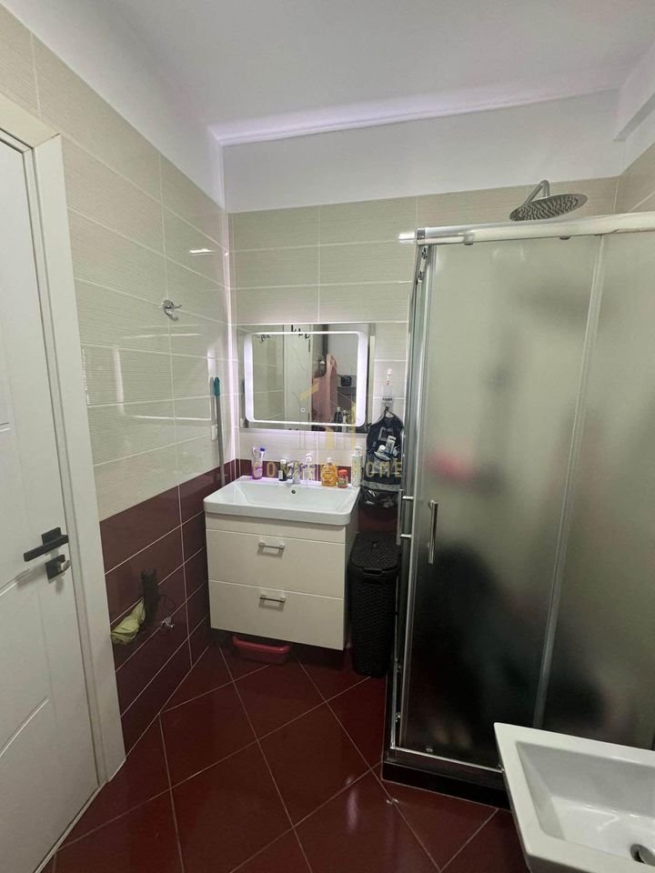 Jepet me qera apartament 1+1 tek Komuna e Parisit