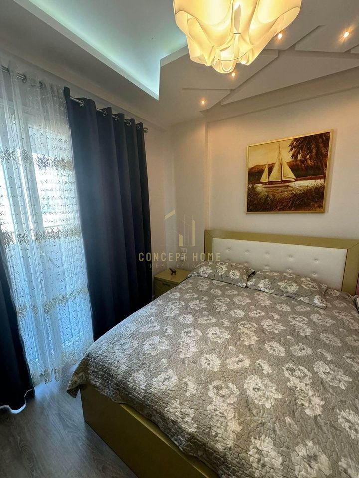 Jepet me qera apartament 1+1 tek Komuna e Parisit