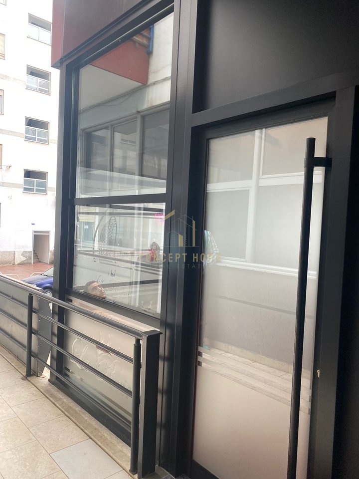 Shitet Super Bar Kafe tek Pallatet e Verdha Kthesa Kamzes