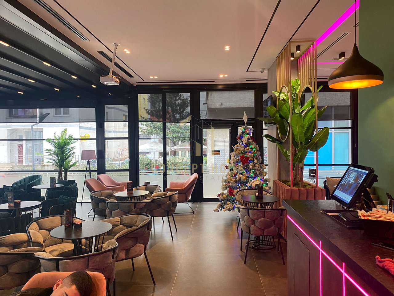 Shitet Super Bar Kafe tek Pallatet e Verdha Kthesa Kamzes