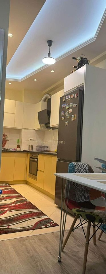 Appartamento 1+1 in vendita a Komuna e Parisit