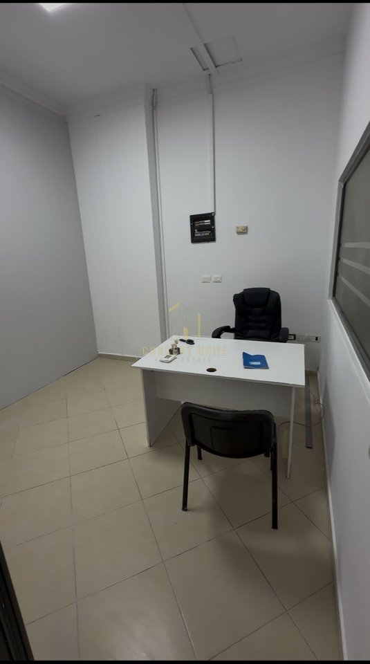 Jepet ambient biznesi me qera tek Condor Center.