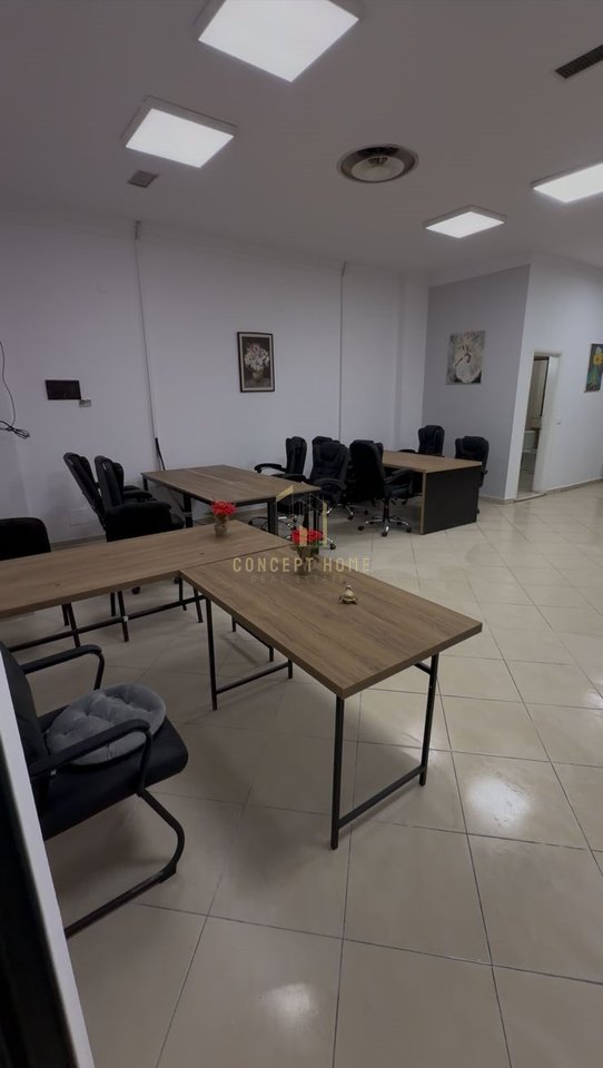 Jepet ambient biznesi me qera tek Condor Center.