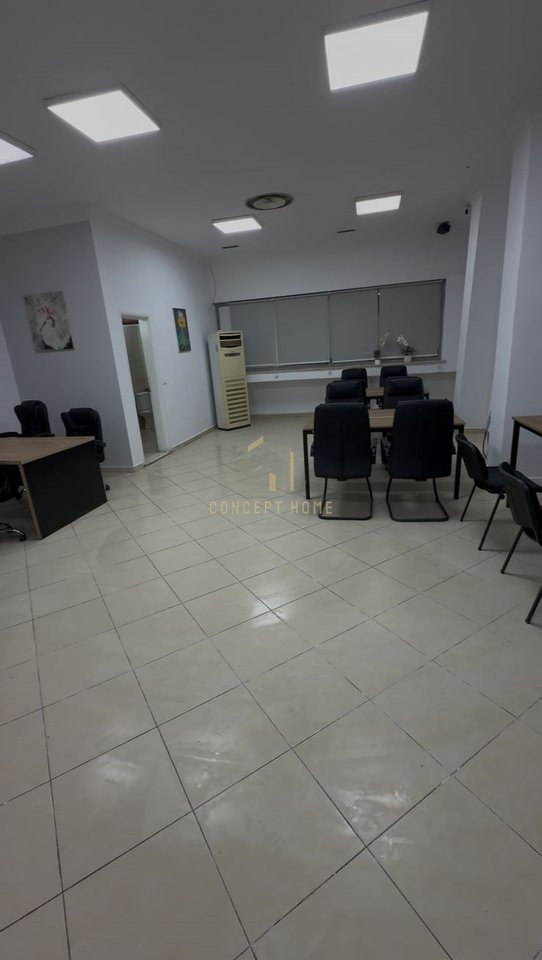 Jepet ambient biznesi me qera tek Condor Center.