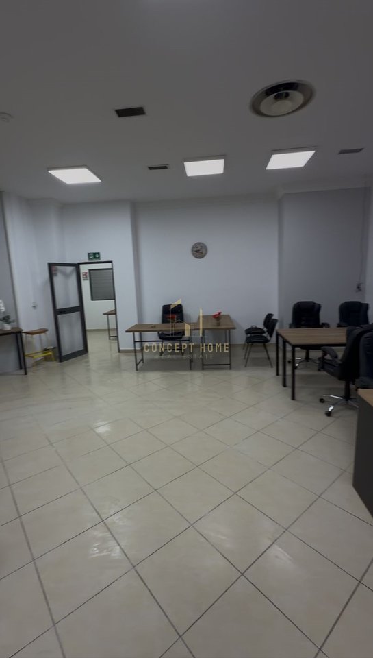 Jepet ambient biznesi me qera tek Condor Center.