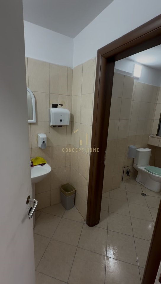 Jepet ambient biznesi me qera tek Condor Center.