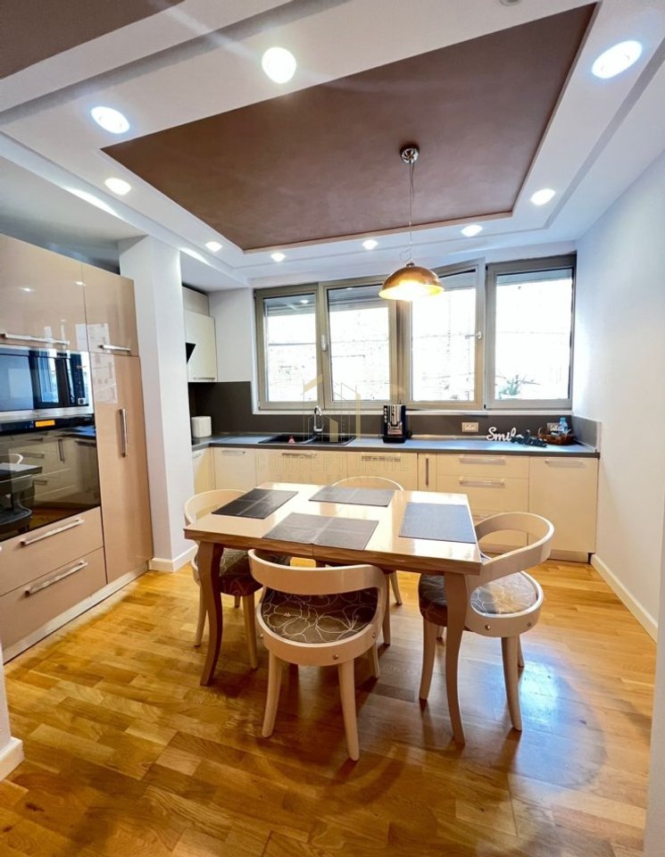 Appartamento 2+1 in Affitto nel Centro, Piazza Skënderbej, Tirana - 1000€ | 1° piano