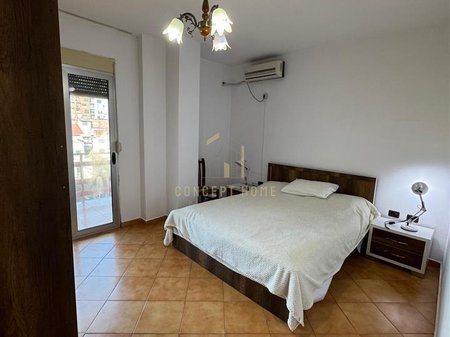 Jepet apartament me qera 1+1 Ne Xhamllik.