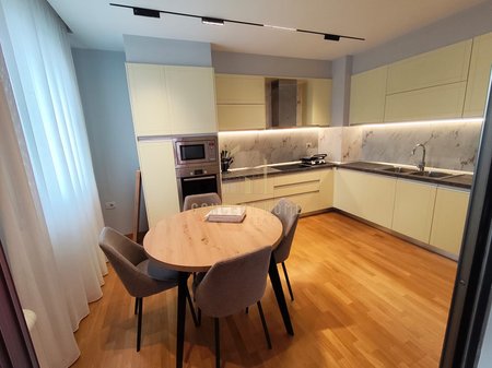 Jepet me qera apartament 3+1+2 tek Liqeni