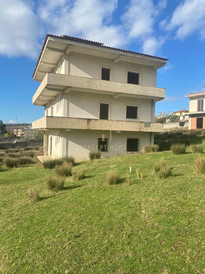 Shitet Vila 3 kateshe ne Babrru