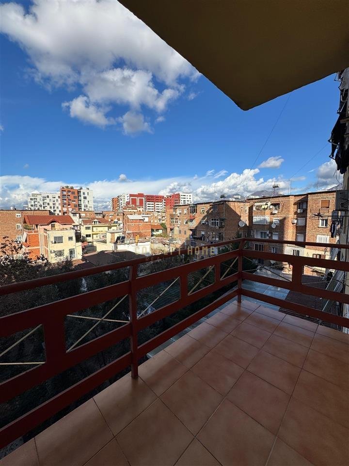 Jepet apartament me qera 1+1 Ne Xhamllik.