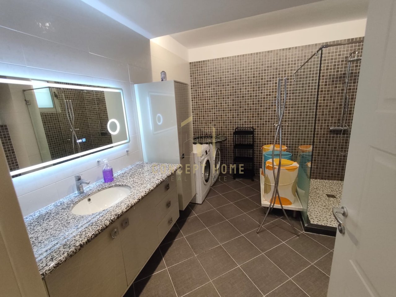 Jepet me qera apartament 3+1+2 tek Liqeni