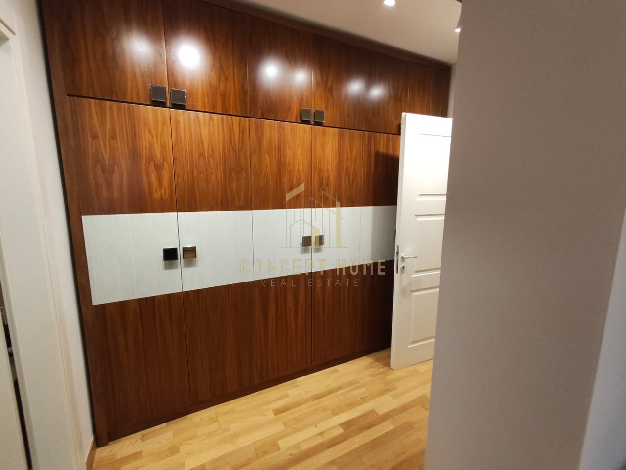 Jepet me qera apartament 3+1+2 tek Liqeni