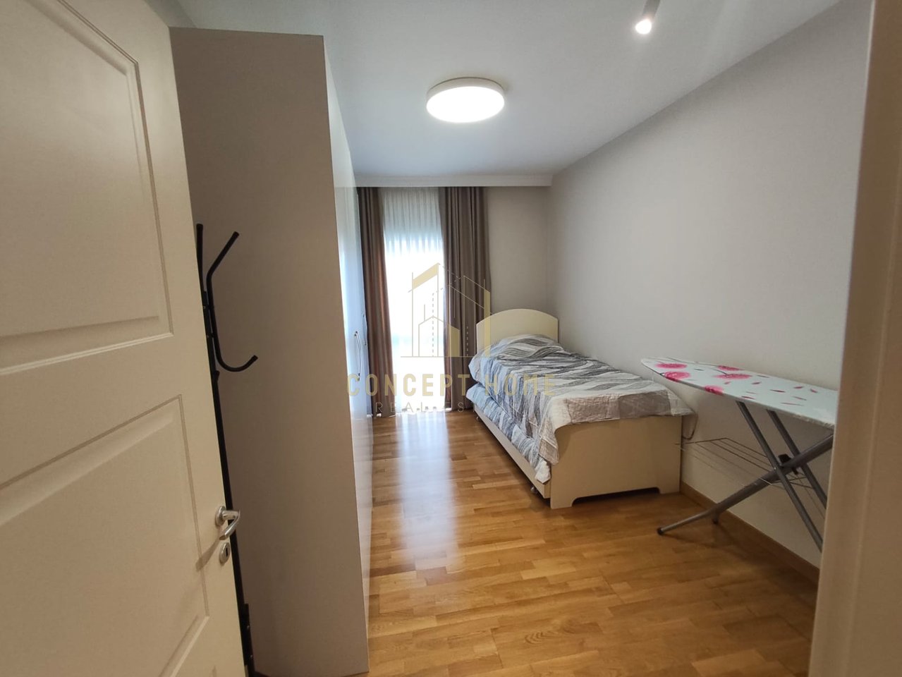 Jepet me qera apartament 3+1+2 tek Liqeni