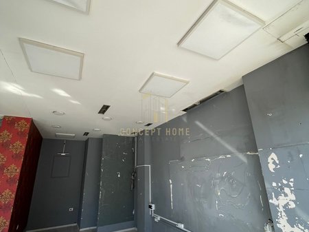 I locali in affitto si trovano all'incrocio di 21 Dhjetori.