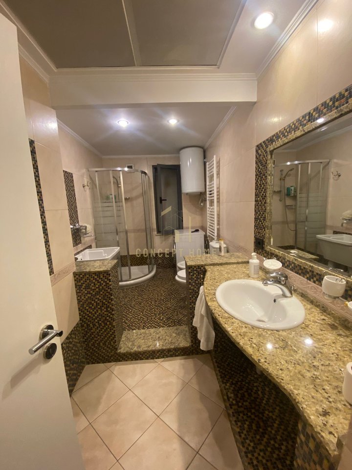 Shitet apartamnet 2+1+2 Tek 9 kateshet,