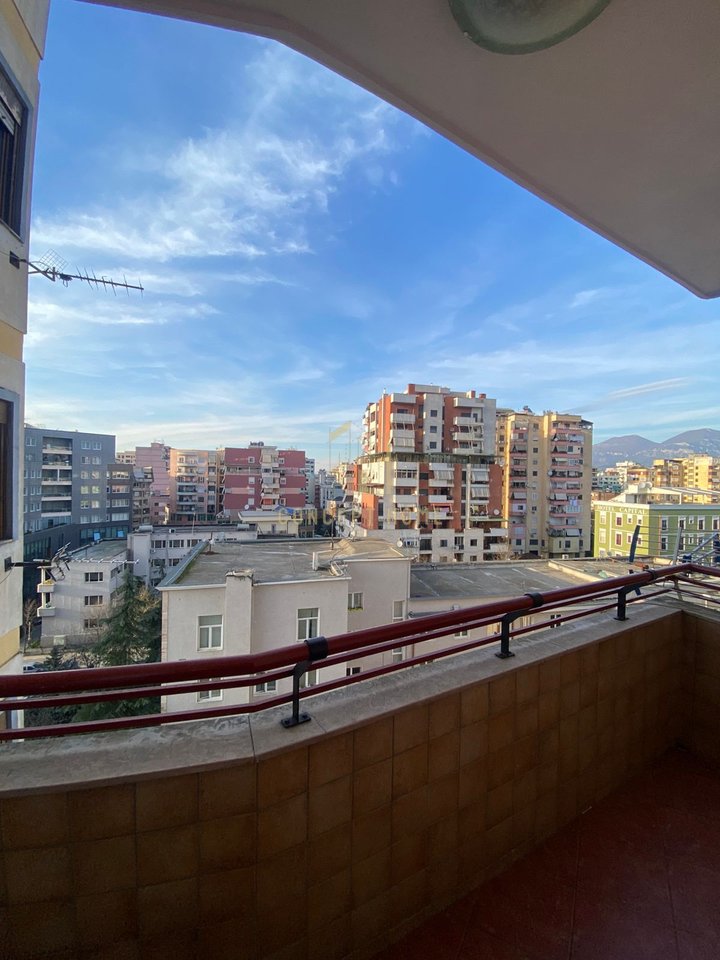 Shitet apartamnet 2+1+2 Tek 9 kateshet,