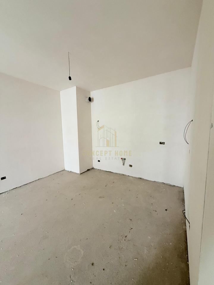 Shitet Apartament 2+1+2+Post Parkingu, tek Bulevardi i Ri